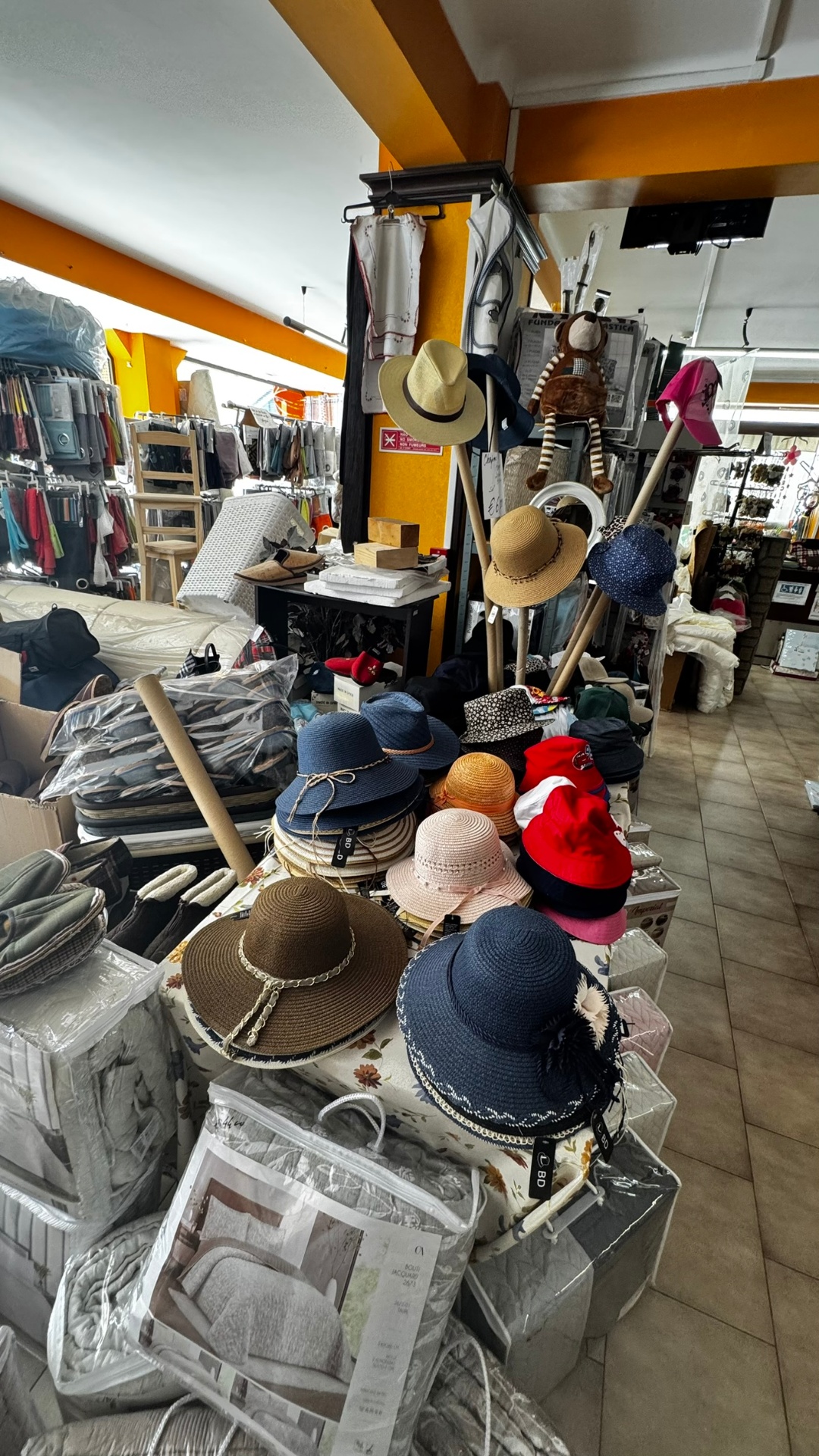 Chapéus de senhora e de praia em exposição