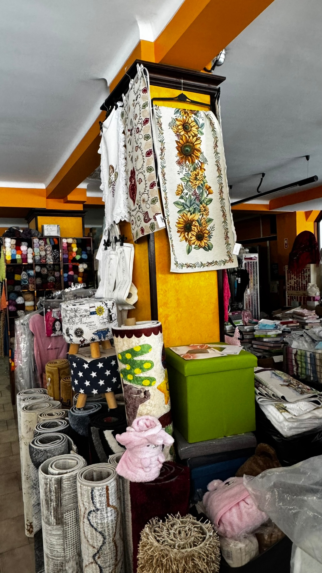 Tapetes e artigos decorativos em exposição